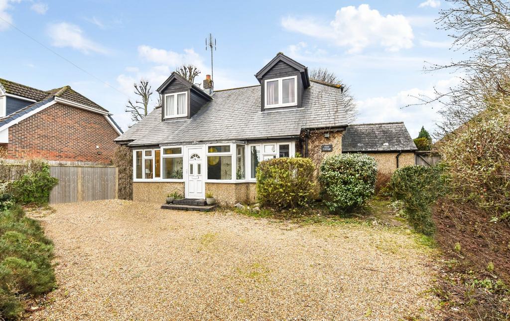Tunbridge Crescent, Liphook 3 bed detached bungalow £500,000