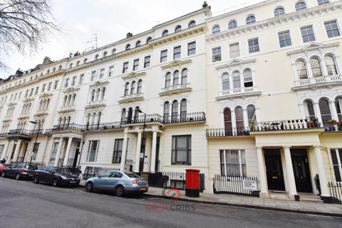 Studio to rent, Kensington Gardens Square, Bayswater, London  W2