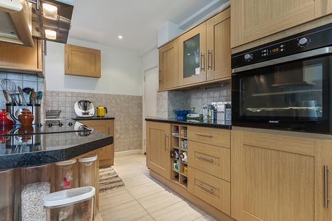 2 bedroom flat to rent - Latymer Court, Hammersmith Road, Hammersmith, W6