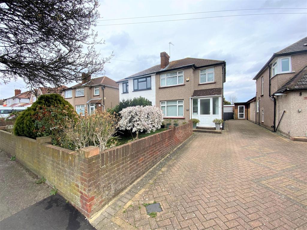 Mildred Avenue, Hayes, Midlesex, UB3 1TW 3 bed semidetached house £