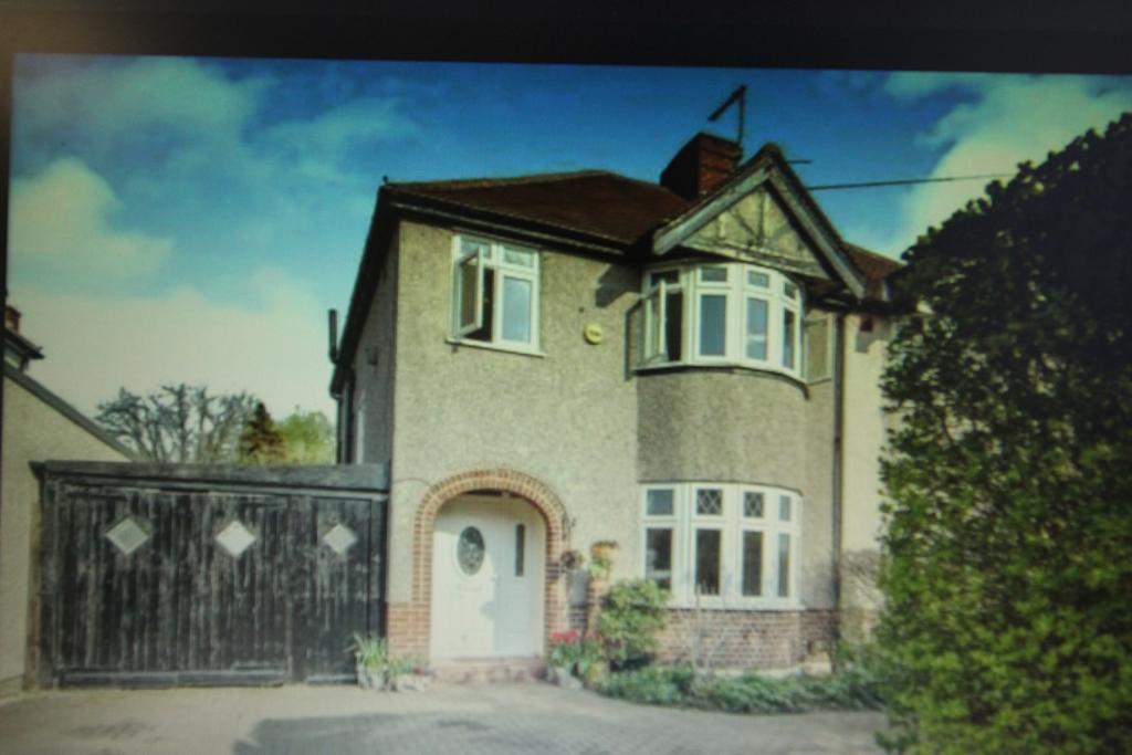 Kinross Avenue, Worcester Park KT4 3 bed semidetached house £2,000 pcm (£462 pw)