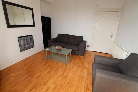 2 bedroom flat to rent, Union Grove, Top Floor Right, AB10