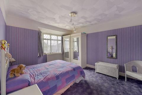 64 Greentrees Avenue, Tonbridge, TN10 4NE