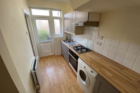 3 bedroom terraced house to rent, Saville Road, Liverpool