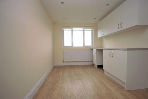 Property to rent, High Road, North Finchley N12