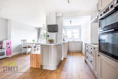 12 Bradwell Close, Hornchurch, RM12 5PR