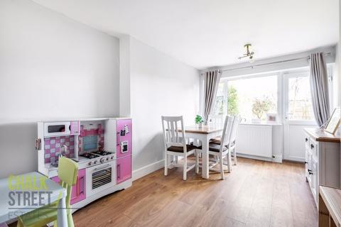 12 Bradwell Close, Hornchurch, RM12 5PR