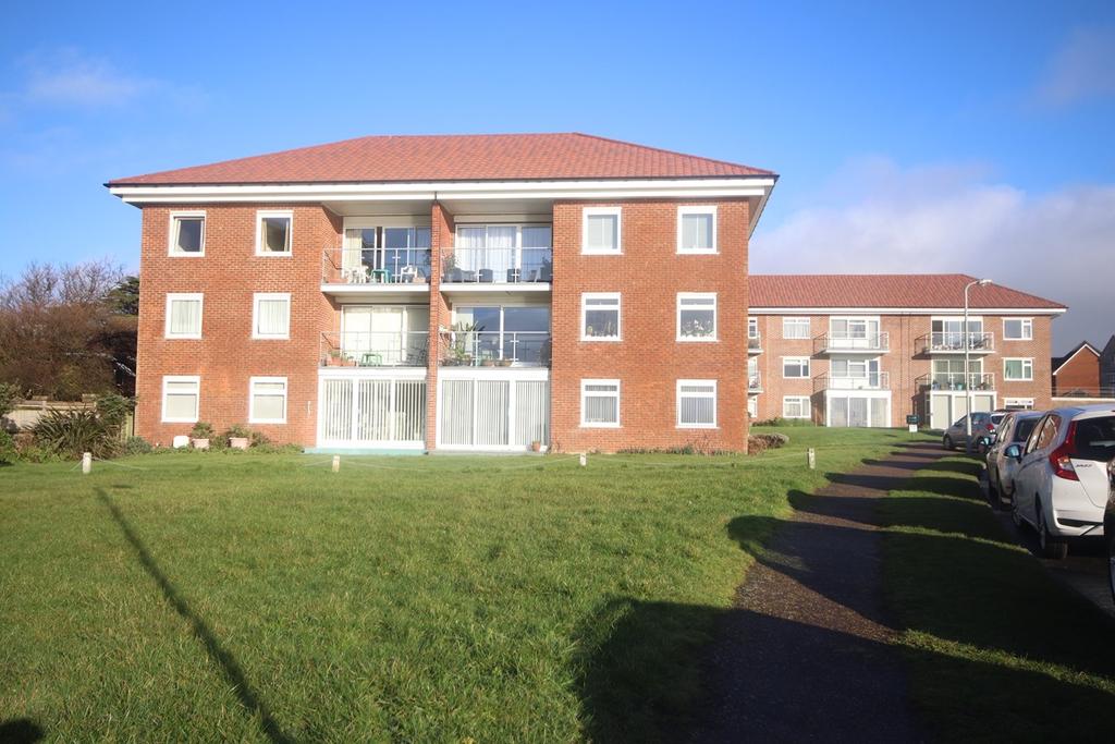 Sutton Place, BexhillonSea, TN40 3 bed flat £265,000
