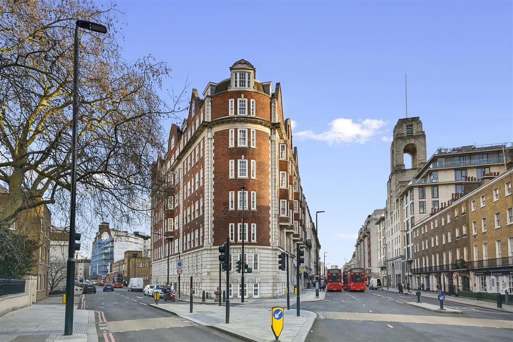 Chalfont Court, Baker Street, London... 3 bed flat £2,925 pcm (£675 pw)