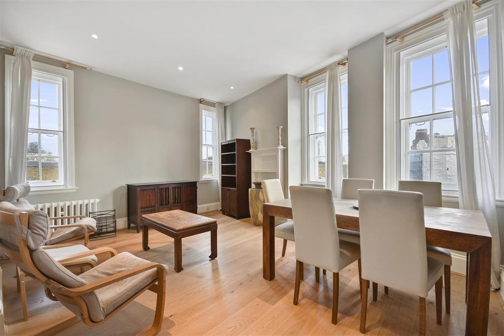 Chalfont Court, Baker Street, London... 3 bed flat £2,925 pcm (£675 pw)