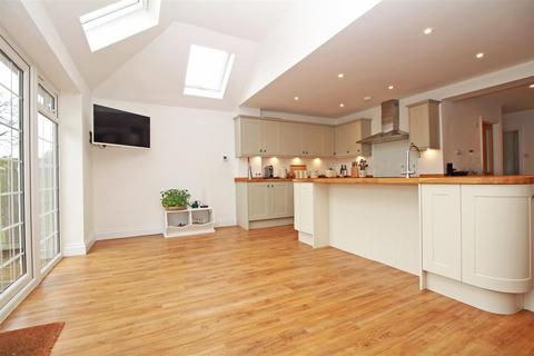 41 Bell Road, Warnham, Horsham, RH12 3QJ