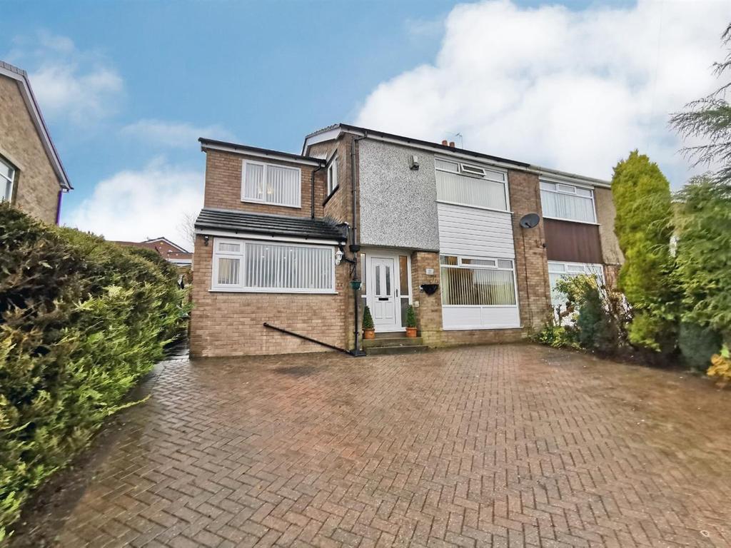 St. Abbs Drive, Bradford 4 bed semidetached house £265,000