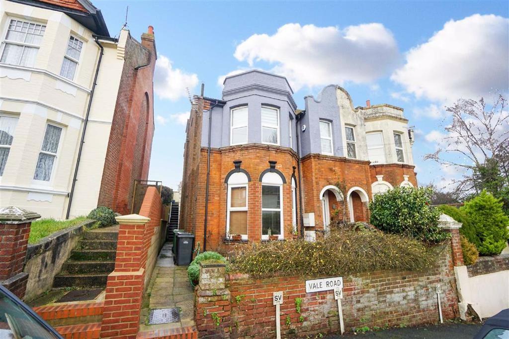 Vale Road, St. Leonardsonsea, East Sussex 2 bed flat £199,950