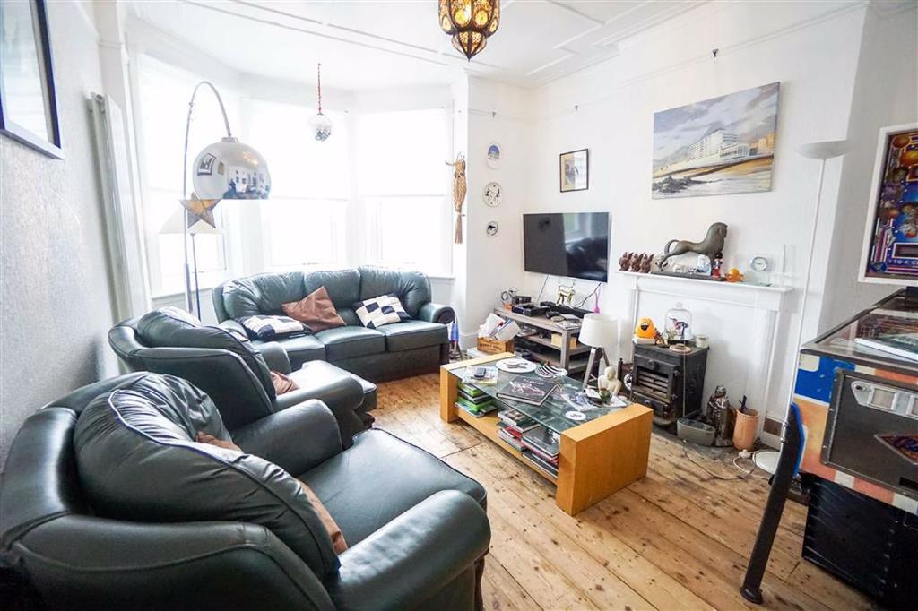 Vale Road, St. Leonardsonsea, East Sussex 2 bed flat £199,950