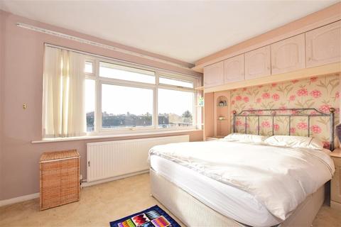 5 Singleton Close, Hornchurch, RM12 4LT