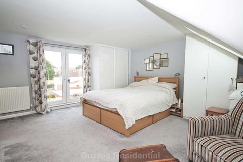 39 Bazalgette Gardens, New Malden, KT3 5HF