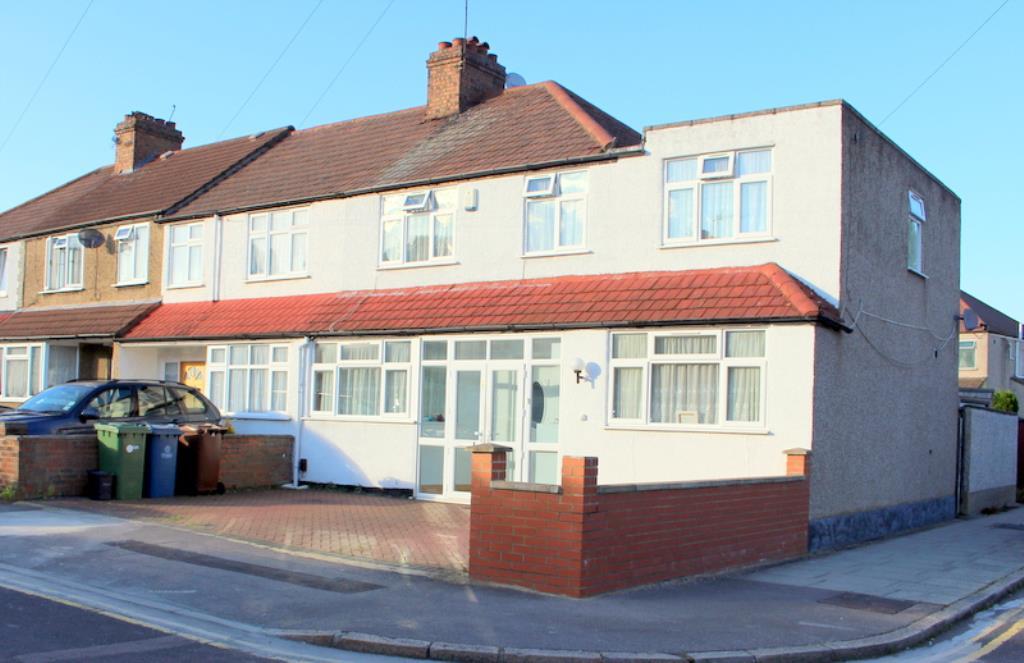 Carmelite Road, Harrow Weald, Middlesex, 5 bed terraced house £1,950