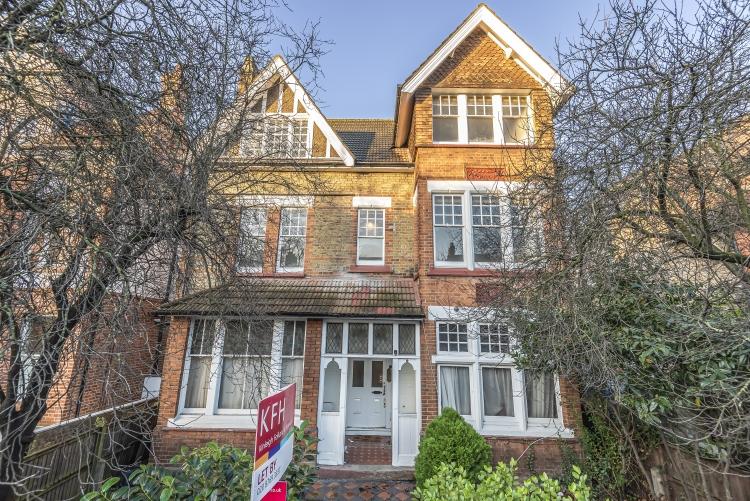 Ambleside Avenue Streatham SW16 2 bed flat £1,350 pcm (£312 pw)