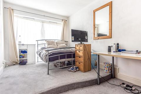 22 Earle Gardens, Kingston Upon Thames, KT2 5TB