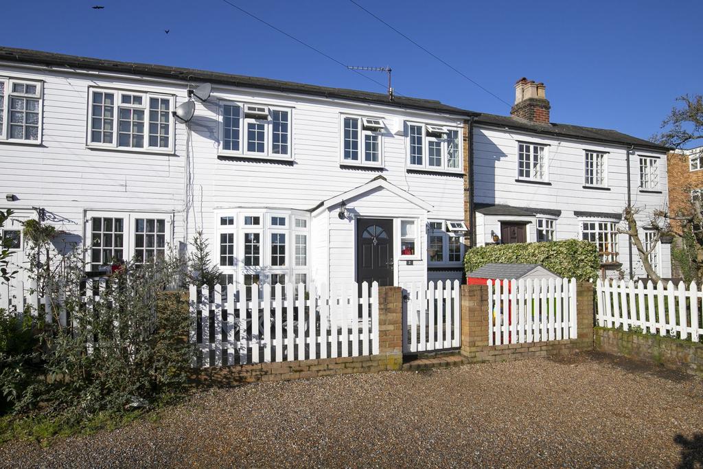 Princes Road, Buckhurst Hill, IG9 2 bed semidetached house £400,000