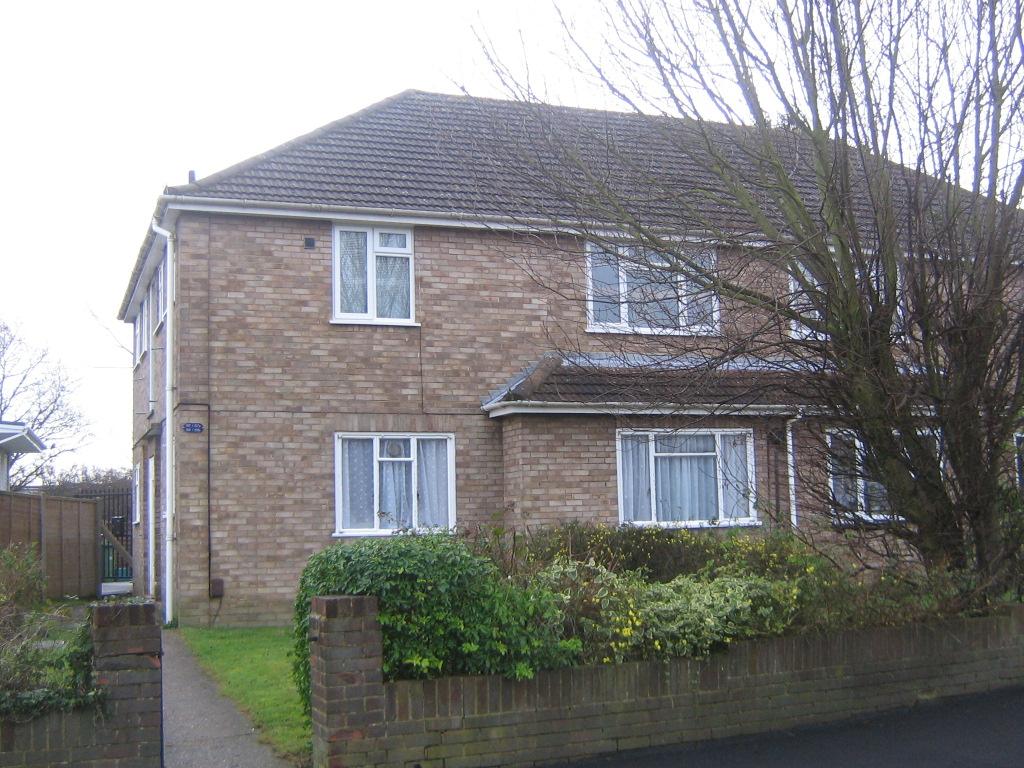 Ardrossan Gardens, Worcester Park KT4 Studio £795 pcm (£183 pw)