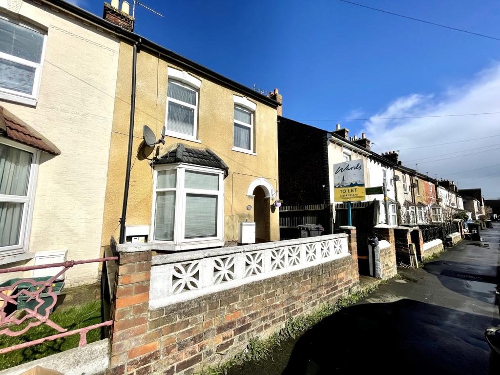Bramley Road Snodland ME6 3 bed terraced house £1,000 pcm (£231 pw)