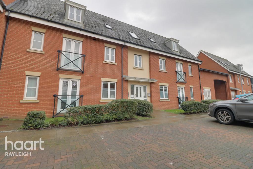 Priory Chase, Rayleigh 1 bed flat £180,000
