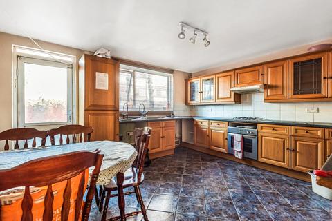 16 Lucorn Close, London, SE12 0SX