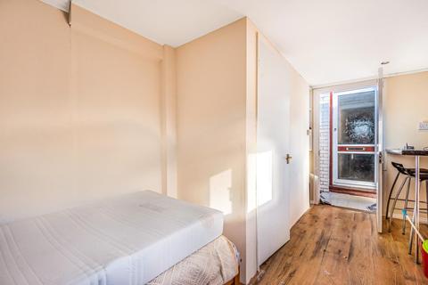 16 Lucorn Close, London, SE12 0SX