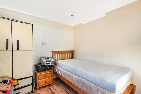 16 Lucorn Close, London, SE12 0SX