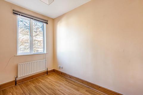 16 Lucorn Close, London, SE12 0SX