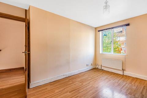 16 Lucorn Close, London, SE12 0SX
