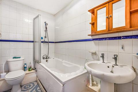 16 Lucorn Close, London, SE12 0SX
