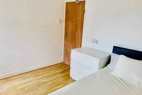 1 bedroom in a flat share to rent, VALLANCE ROAD E1