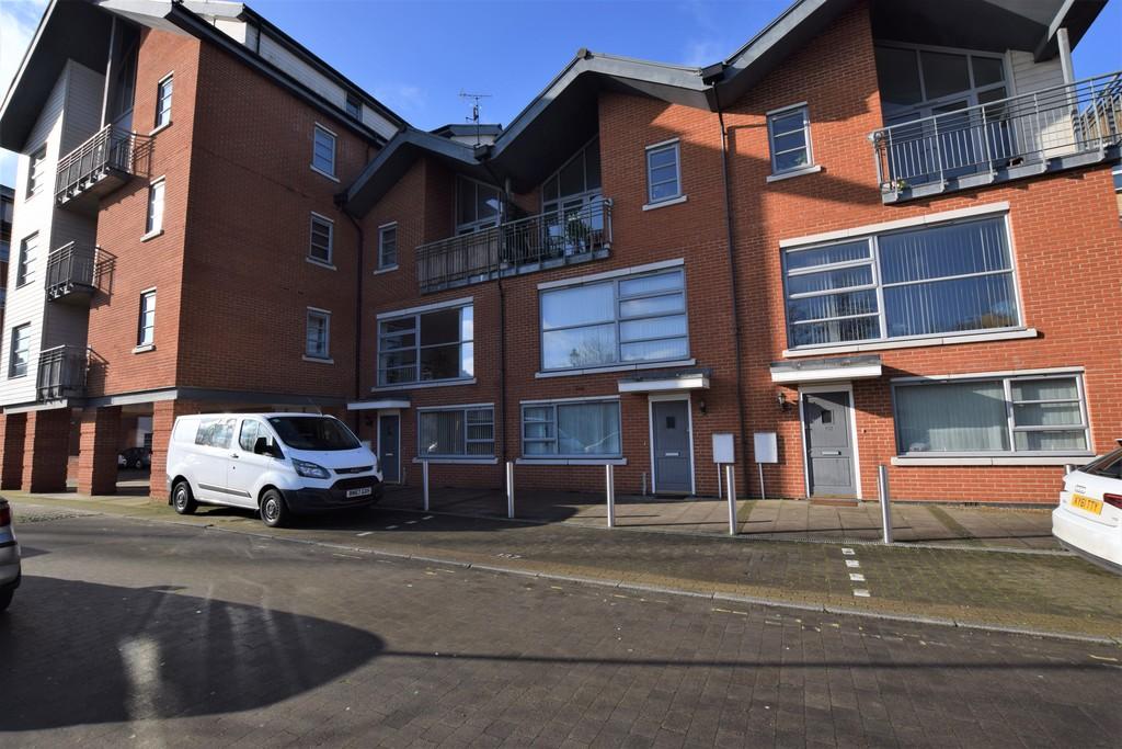 Rotary Way, Colchester, CO3 3LG 2 bed apartment for sale £190,000