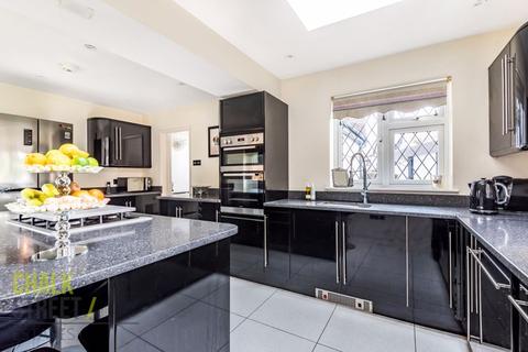 6a Edward Close, Romford, RM2 6QH
