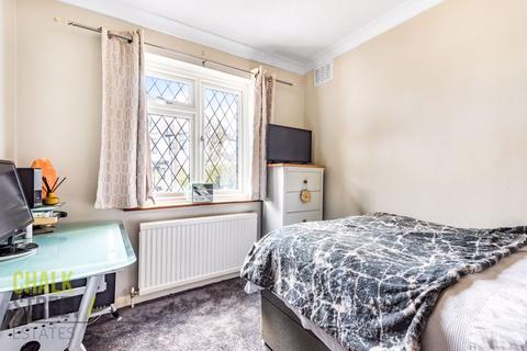 6a Edward Close, Romford, RM2 6QH