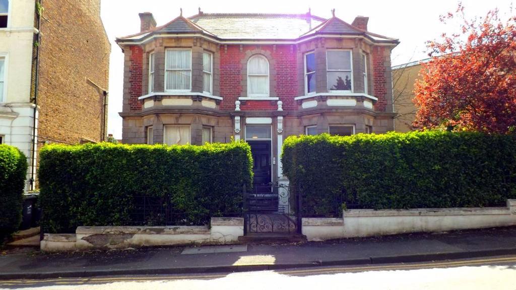 Granville Road, Broadstairs, CT10 1QD 2 bed flat £775 pcm (£179 pw)