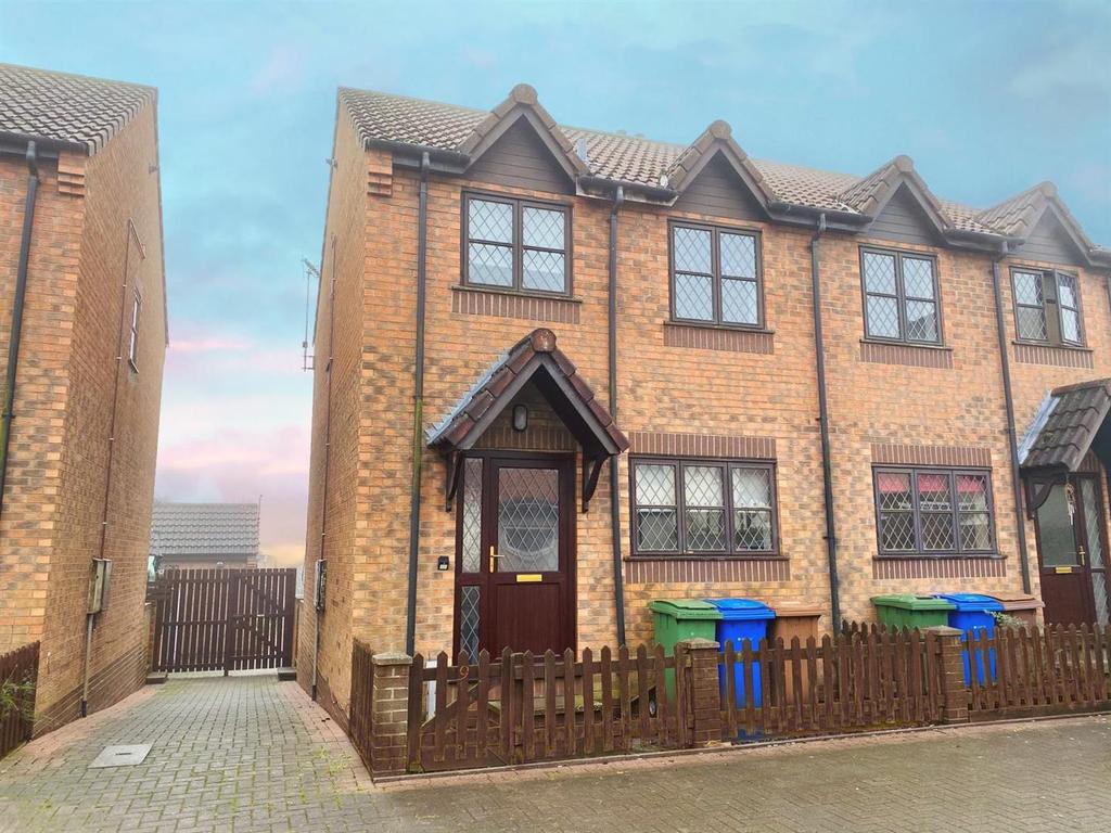 Quayles Mews, Hornsea 2 bed semidetached house £130,000
