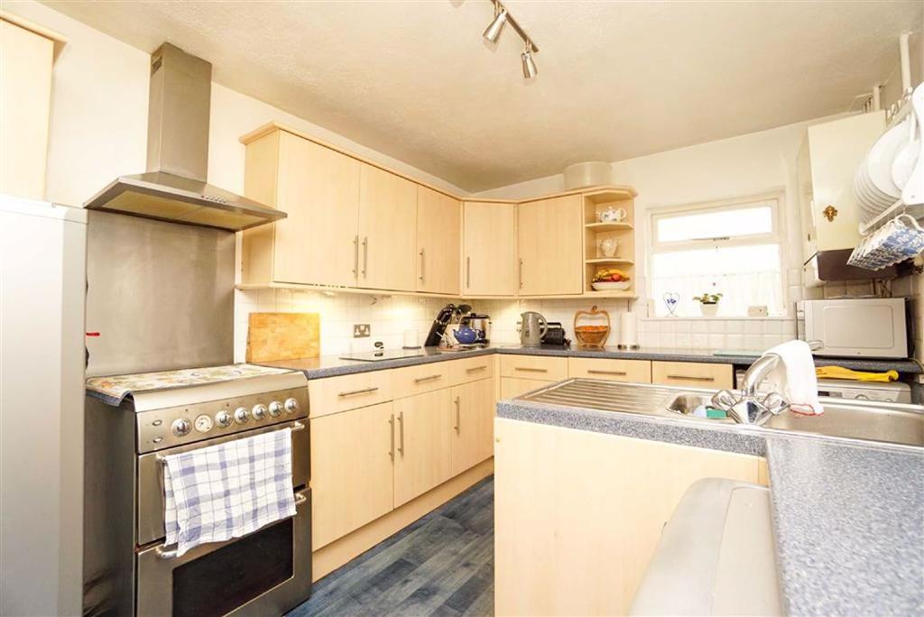 Paynton Road, St. Leonardsonsea, East Sussex 3 bed terraced house £
