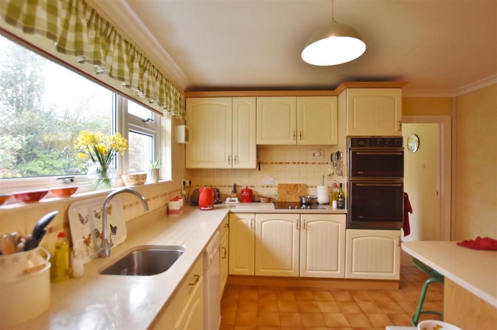 Haven Park Crescent, Haverfordwest 4 bed detached bungalow £250,000