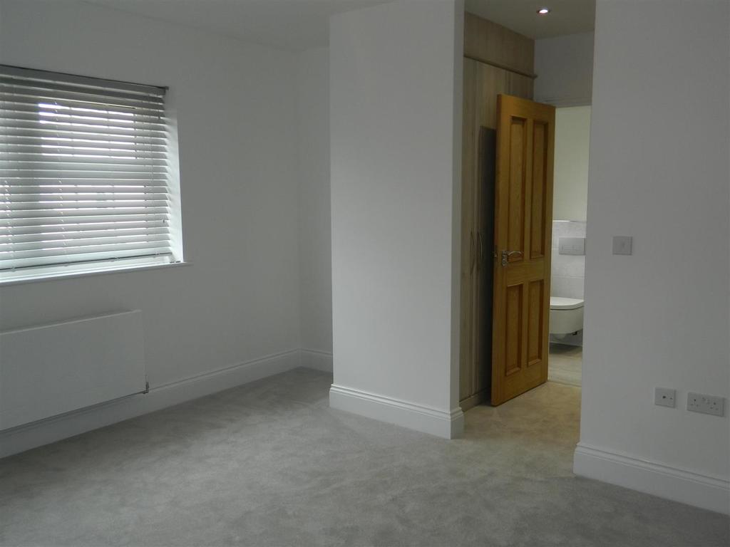 Master ensuite.JPG