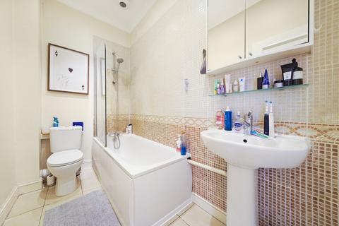 2 bedroom flat to rent, Gladys Road, West Hampstead, London, NW6