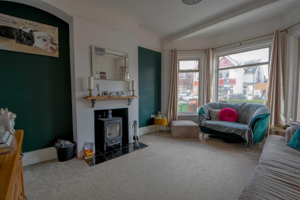 Cavendish Avenue, Eastbourne 3 bed semidetached house £320,000