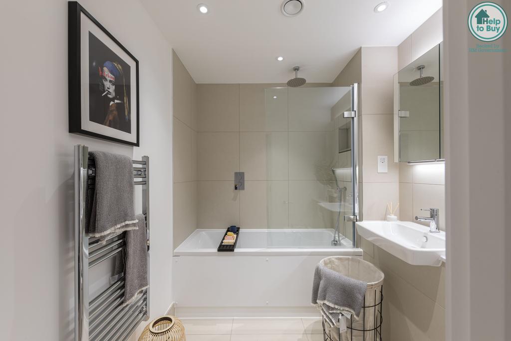 Wyndham Studios Bathroom 2.jpg