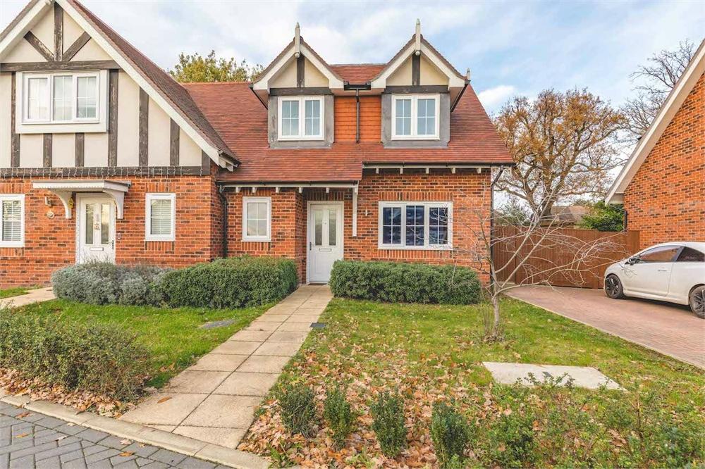 Colborne Close, Iver Heath, Buckinghamshire 3 bed semidetached house