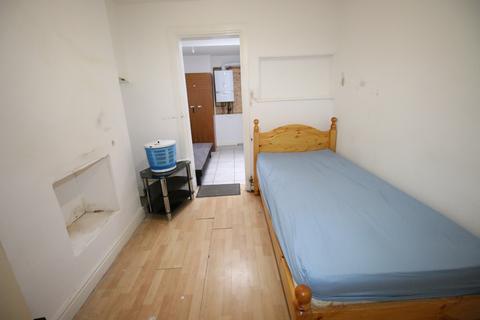 Studio to rent, Inwood Road, HOUNSLOW, Greater London, TW3