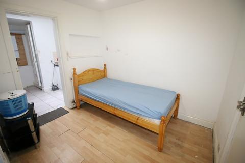 Studio to rent, Inwood Road, HOUNSLOW, Greater London, TW3