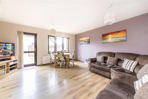 60 Foxwood Close, Feltham, TW13 7DL