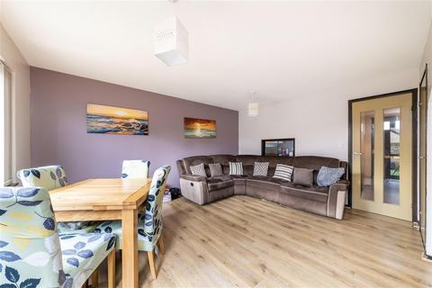 60 Foxwood Close, Feltham, TW13 7DL